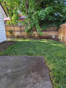 a backyard with a fence and a yard withgrass at Your Home Away from Home in Payette