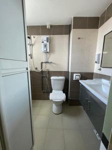 y baño con ducha, aseo y lavamanos. en N&L HOTEL KUALA TERENGGANU en Kuala Terengganu