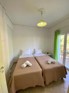 um quarto com 2 camas e toalhas em Skaloma Seafront Loulas house nearby Nafpaktos em Skaloma