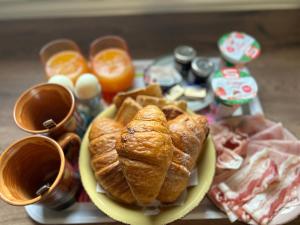 einen Teller Croissants und Eier auf dem Tisch in der Unterkunft Casa Cino in Umag