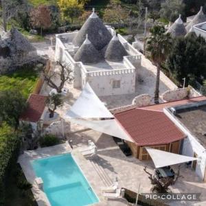 una vista aérea de una casa con piscina en Trullo Imperiale, en Cisternino