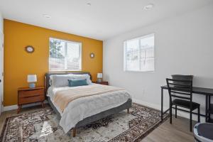 um quarto com uma cama, uma secretária e uma cadeira em Good Shepard Homestay em Los Angeles
