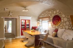- un salon avec un canapé et une table dans l'établissement Kallos Villas & Suites, à Naxos Chora