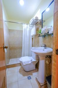 y baño con lavabo, aseo y ducha. en Malapascua Exotic Island Dive Resort en Daanbantayan