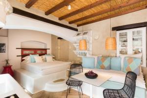 - une chambre avec 2 lits, une table et des chaises dans l'établissement Kallos Villas & Suites, à Naxos Chora