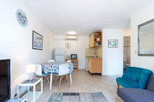Η κουζίνα ή μικρή κουζίνα στο Apartments Zoe