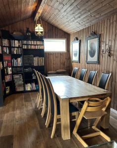 ein Esszimmer mit einem Holztisch und Stühlen in der Unterkunft Orkla Camping in Orkanger