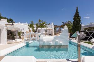 - une piscine dans un complexe avec toboggan dans l'établissement Kallos Villas & Suites, à Naxos Chora