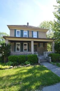 伯克利斯普林斯Broadway Cottage - Town, Hot Tub, Fire Pit, Grill, Wifi, Family Friendly, Pet Friendly的前面有草坪的房子