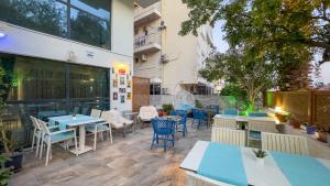 een patio van een restaurant met tafels en stoelen bij La Bella Suit Otel in Kuşadası