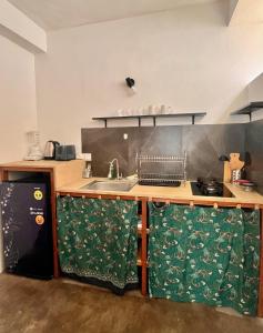 eine Küche mit einer Spüle und einer Arbeitsplatte in der Unterkunft Vertical House Bali in Uluwatu