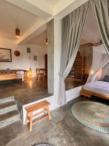 ein Schlafzimmer mit einem Bett und einem Tisch in einem Zimmer in der Unterkunft Vertical House Bali in Uluwatu