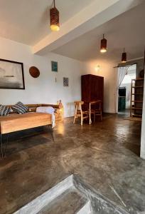 ein Wohnzimmer mit einem Sofa und einem Tisch in der Unterkunft Vertical House Bali in Uluwatu