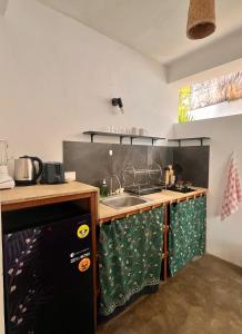 eine Küche mit einer Spüle und einer Arbeitsplatte in der Unterkunft Vertical House Bali in Uluwatu