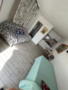uma vista sobre um quarto com uma cama e um sofá em Agriturismo Un Mare di Fiori em Ventimiglia