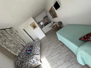 uma vista panorâmica de um quarto com 2 camas em Agriturismo Un Mare di Fiori em Ventimiglia