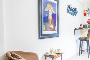 アテネにあるUnique studio at Athens Riviera 1 min from the seaのリビングルーム(椅子付)
