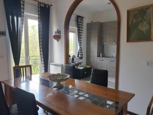 a dining room with a table and a mirror at Belfiore house in Valverde