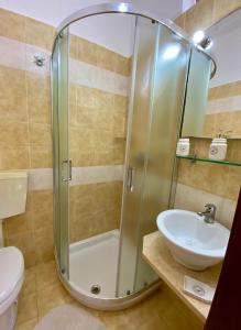 W łazience znajduje się prysznic i umywalka. w obiekcie Albergo Mendolia w mieście Milazzo