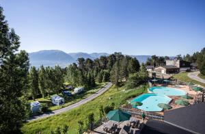 uma vista aérea de um resort com uma piscina em Huttopia Font Romeu em Font-Romeu