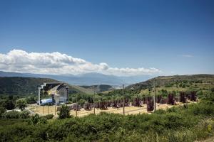 una vista de una central eléctrica con montañas en el fondo en Huttopia Font Romeu en Font-Romeu