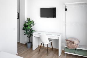 Televízia a/alebo spoločenská miestnosť v ubytovaní Hotel Valencia