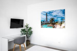 Televízia a/alebo spoločenská miestnosť v ubytovaní Hotel Valencia