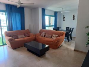 salon z kanapą i stolikiem kawowym w obiekcie Precioso apartamento con piscina cerca de la playa w mieście Benidorm