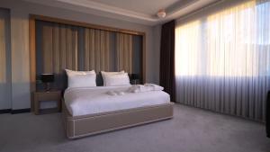 Tempat tidur dalam kamar di Aileena Hotel & Villas
