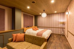 的住宿－Yatomi Hotel Nuqu Natural Hot Spring，一间卧室配有一张床和一张沙发