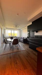 斯德哥爾摩的住宿－Vackert nyrenoverad lägenhet，一个带桌椅的大客厅