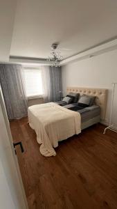 Säng eller sängar i ett rum på Vackert nyrenoverad lägenhet