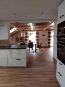 Η κουζίνα ή μικρή κουζίνα στο Ferienhaus Brunnbauer