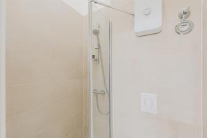 eine Dusche mit Glastür im Badezimmer in der Unterkunft Urban Smart Kreuzberg in Berlin