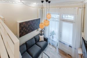 ein Wohnzimmer mit einem blauen Sofa und einem Fenster in der Unterkunft Urban Smart Kreuzberg in Berlin