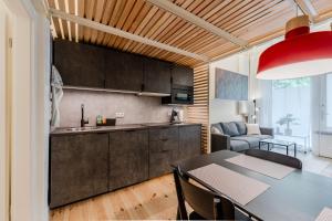 eine Küche und ein Wohnzimmer mit Tisch und ein Esszimmer in der Unterkunft Urban Smart Kreuzberg in Berlin