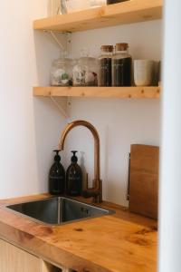 - une cuisine avec un évier et un comptoir en bois dans l'établissement Treetop Tranquility, à Opua