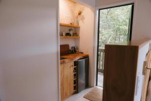 mała kuchnia ze zlewem i kuchenką w obiekcie Treetop Tranquility at Rekindle Treehouses w mieście Opua