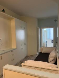 ein Schlafzimmer mit einem Bett und einem großen Spiegel in der Unterkunft Alba Apartment - Only Family in Riccione