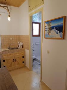 ein Bad mit einem Waschbecken und einem WC in der Unterkunft Athina Studio Apartments in Kerveli