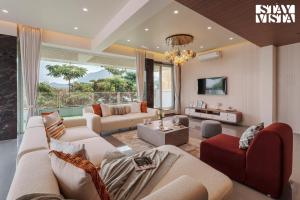 Χώρος καθιστικού στο StayVista at Majestic Whispers with Rooftop Pool