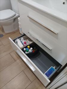 eine offene Schublade im Bad mit WC in der Unterkunft Estudio Puerto Deportivo Marbella in Marbella