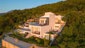 莫什尼卡德拉加Sentio Villa Croatia的山上房屋的鸟瞰图