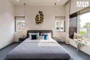 Ένα ή περισσότερα κρεβάτια σε δωμάτιο στο StayVista at Majestic Whispers with Rooftop Pool