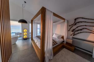 莫什尼卡德拉加Sentio Villa Croatia的一间带镜子、一张床和一个浴缸的卧室