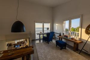 莫什尼卡德拉加Sentio Villa Croatia的带壁炉、桌椅的客厅