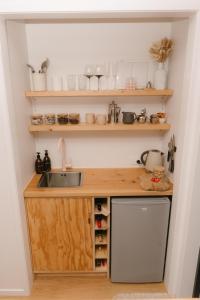 Kitchen o kitchenette sa Treehouse Hideaway at Rekindle Treehouses