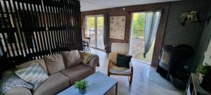 een woonkamer met een bank en een tv bij Svensk skovhytte 