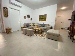 - un salon avec un canapé et une table dans l'établissement Albanian Riviera Appartement, à Vlorë