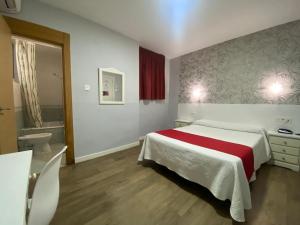 Postel nebo postele na pokoji v ubytování Hostal Sonia Granada
